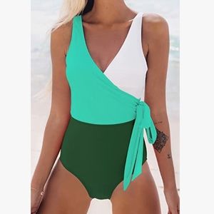 Women’s Cupshe tri-color swim suit Large
